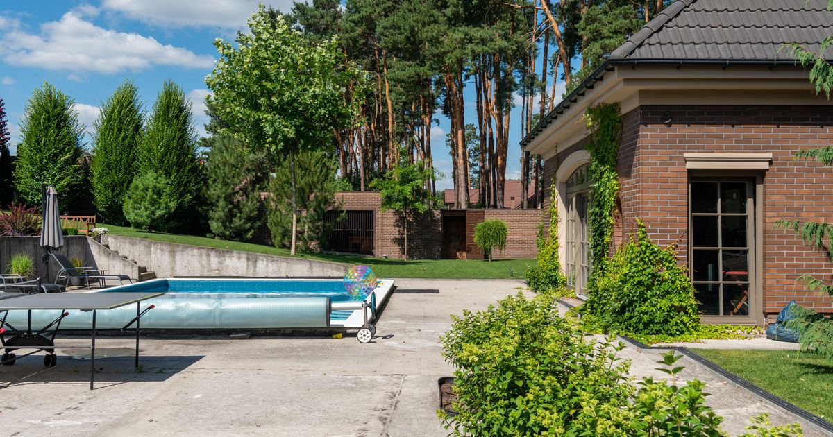 Maison avec piscine, terrasse et jardin
