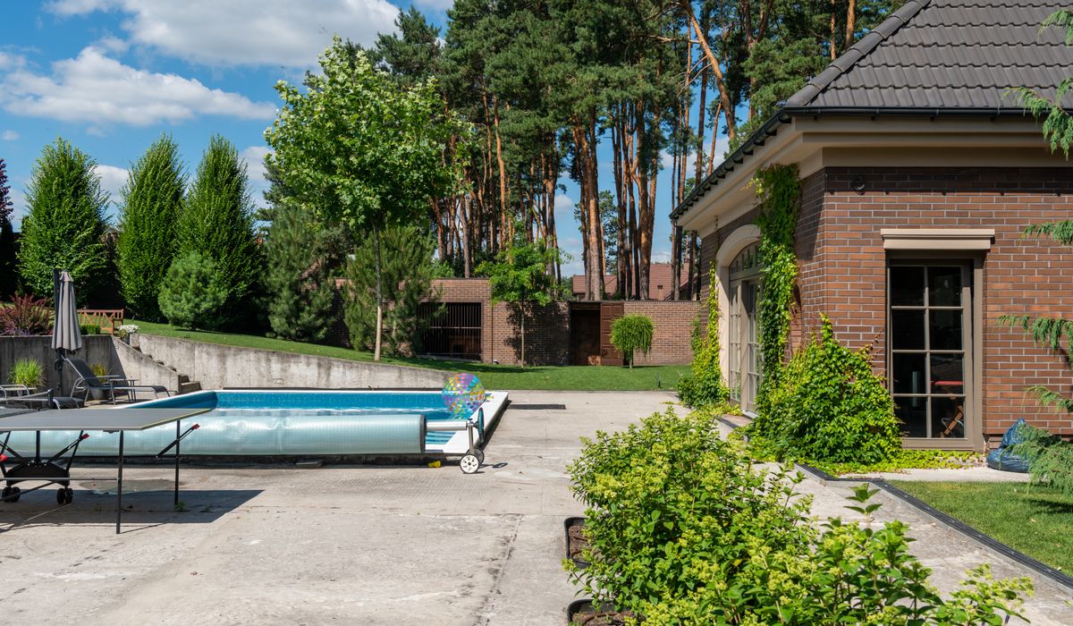 Maison avec piscine, terrasse et jardin