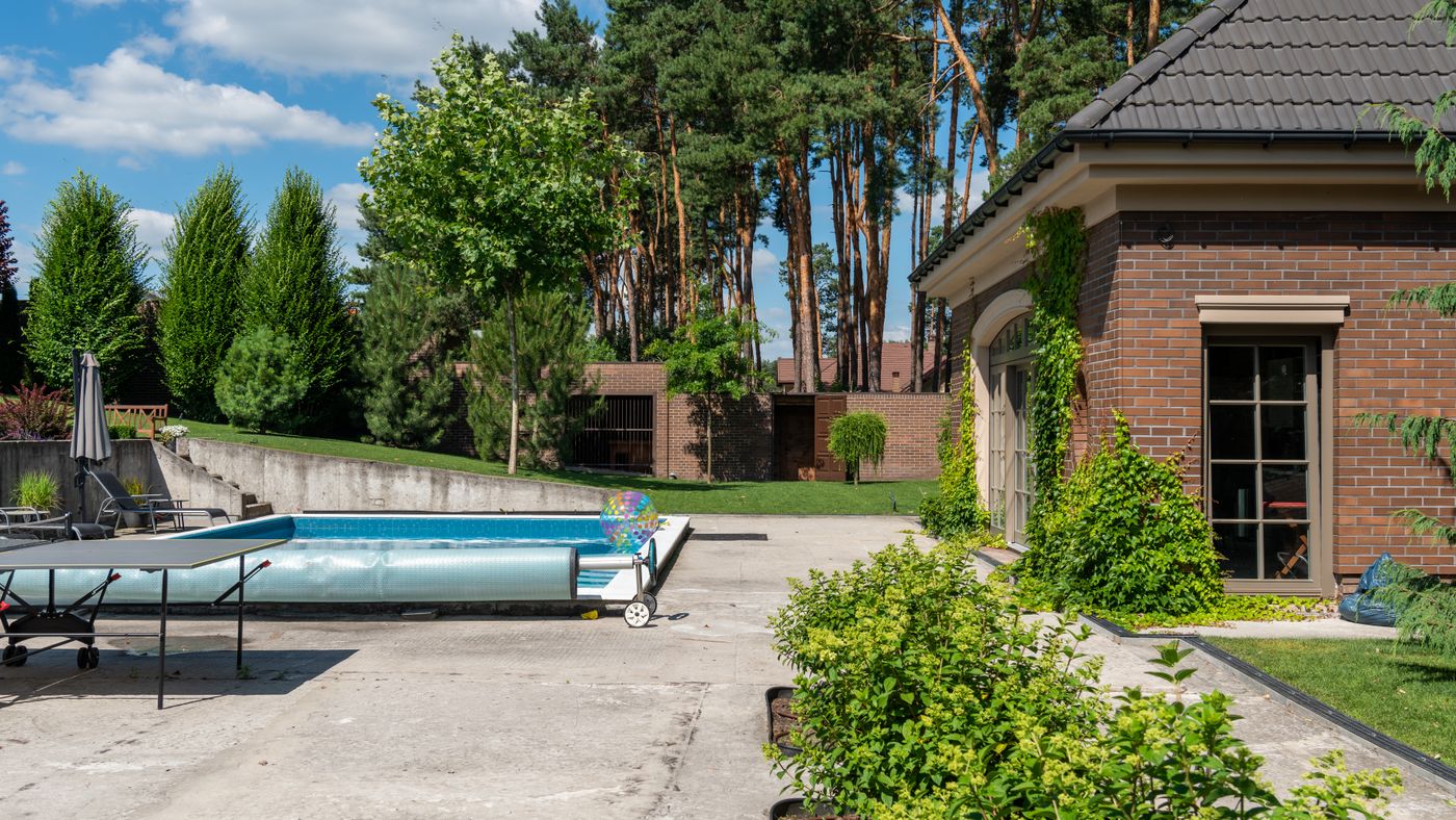 Closing the Pool for Winter: The Routine That Saves Your Spring