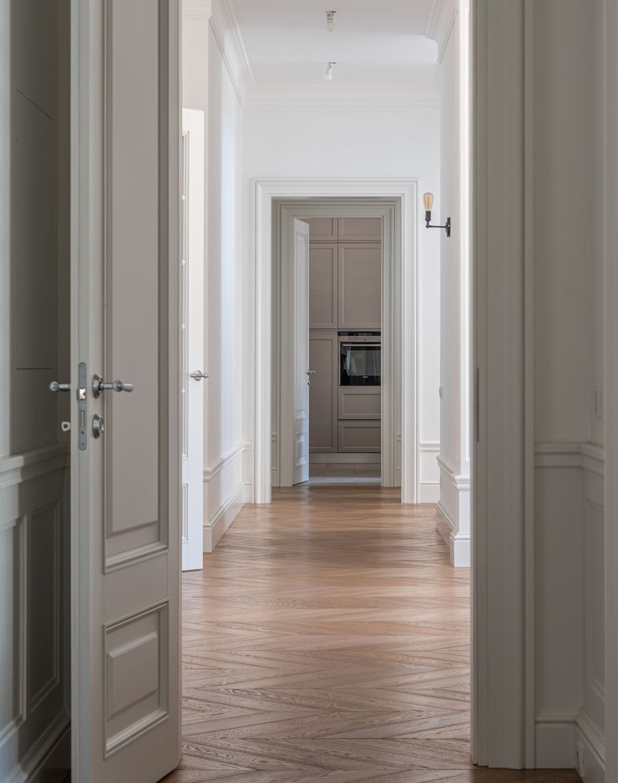Interior con piso y zócalos