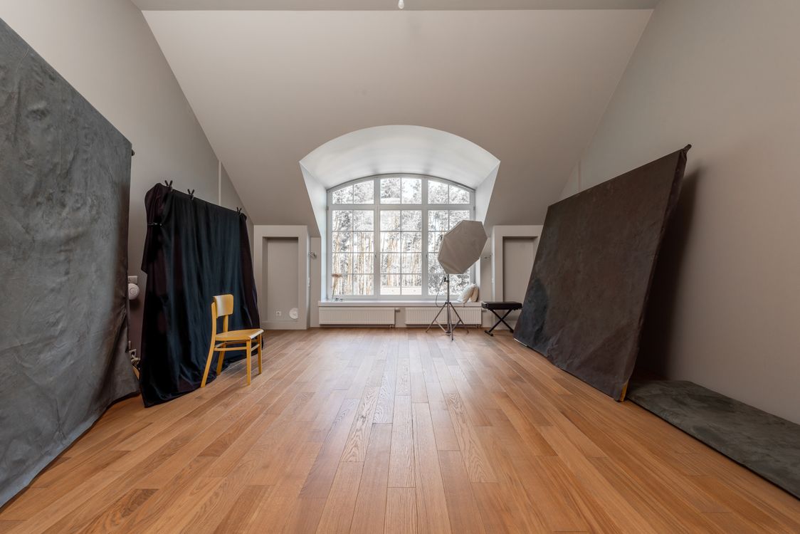 Large Window in a Bright Studio · Free Stock Photo