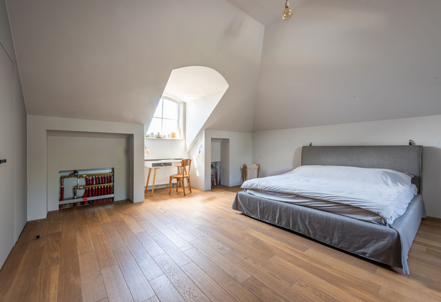 Hengoed — professional movers carrying furniture on a house move