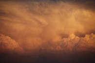 日落时分，云景丰富而富有戏剧性，以温暖蓬松的云朵和鲜艳的色彩为特色