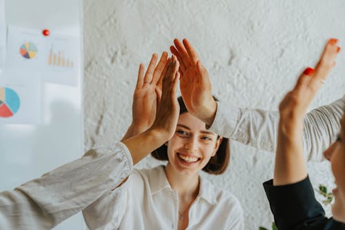 Fotos de stock gratuitas de alegre, alegría, chócala