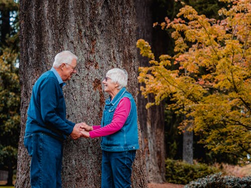 Free A Couple Holding Each Others Hand Stock Photo