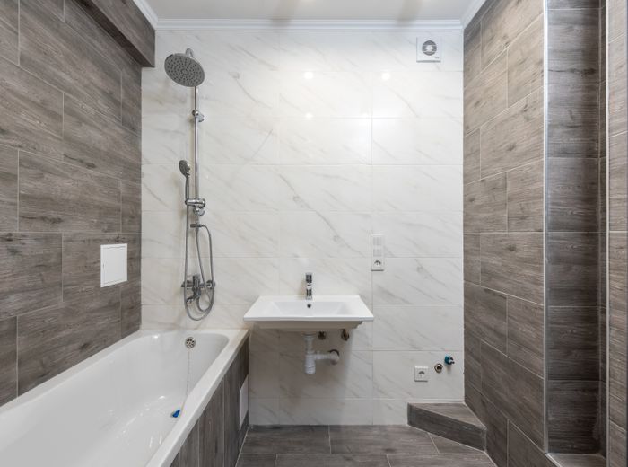 Alcove bathtub