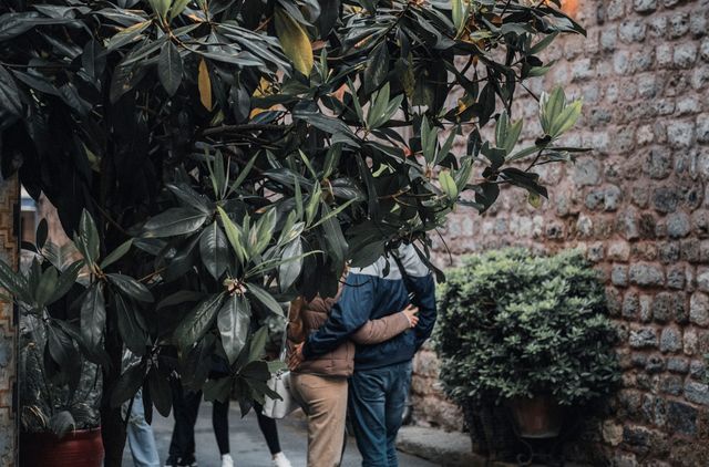 Online dating: starting a conversation on a niche platform