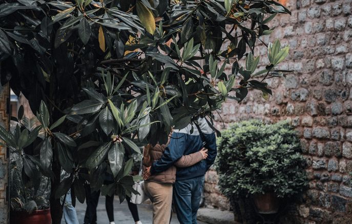 Online dating: starting a conversation on a niche platform