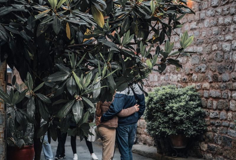 Online dating: starting a conversation on a niche platform