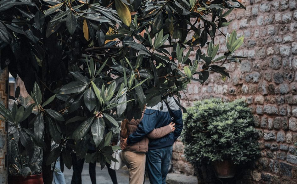 Online dating: starting a conversation on a niche platform