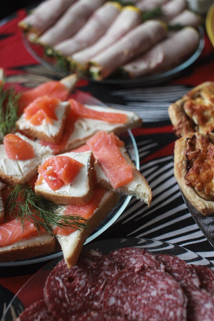 Tostadas pequeñas con salmón ahumado