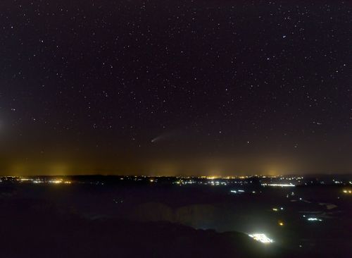 Free Captivating night sky with stars over a softly illuminated cityscape in Brazil. Stock Photo