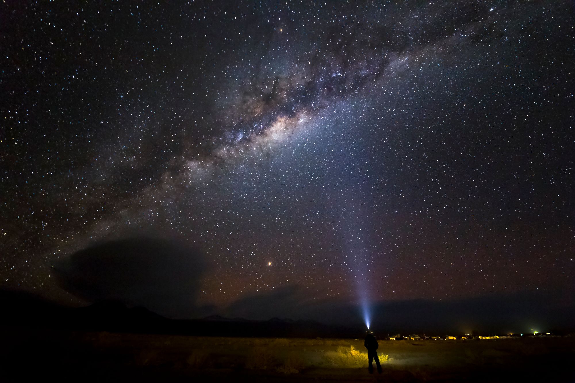 Vía Láctea sobre la cúpula de un observatorio en el desierto de Atacama, Chile