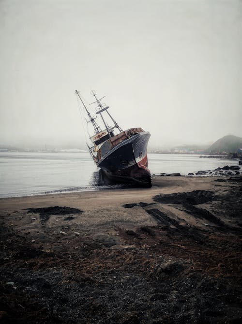 Free Abandoned Ship on the Shore Stock Photo