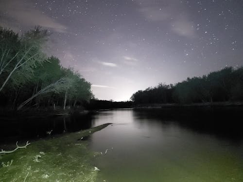 Ilmainen kuvapankkikuva tunnisteilla joki, maisema, yöllä