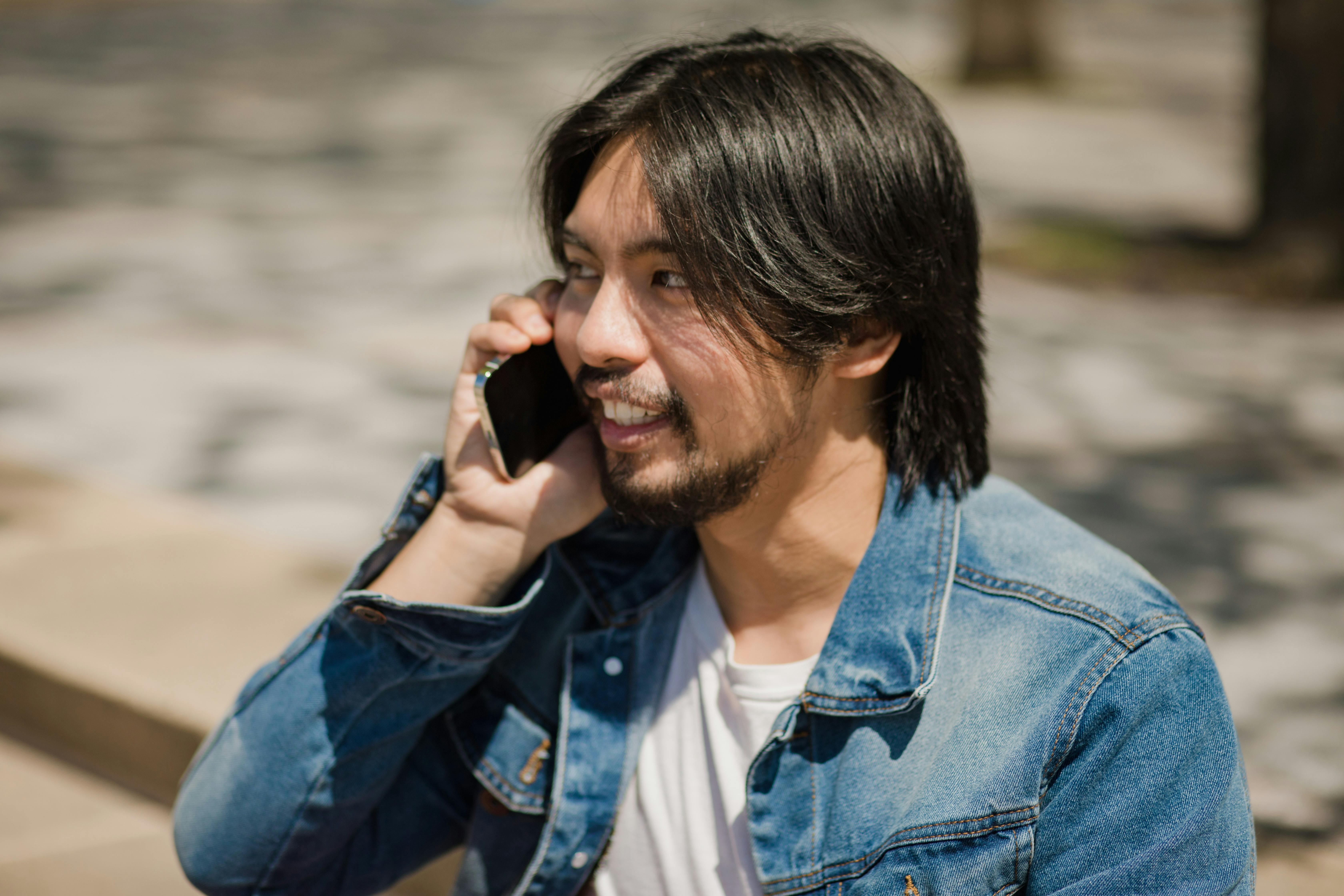 301,211+ Best Free Man talking Stock Photos & Images · 100 Royalty