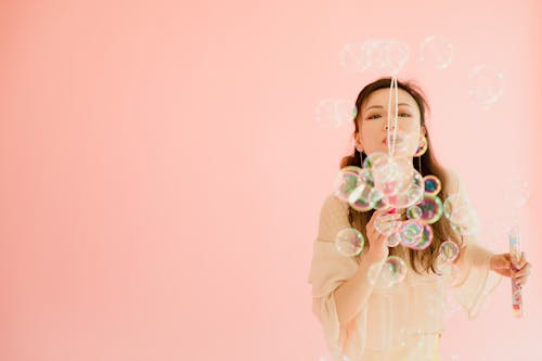 Gratis lagerfoto af asiatisk kvinde, blæser bobler, kvinde