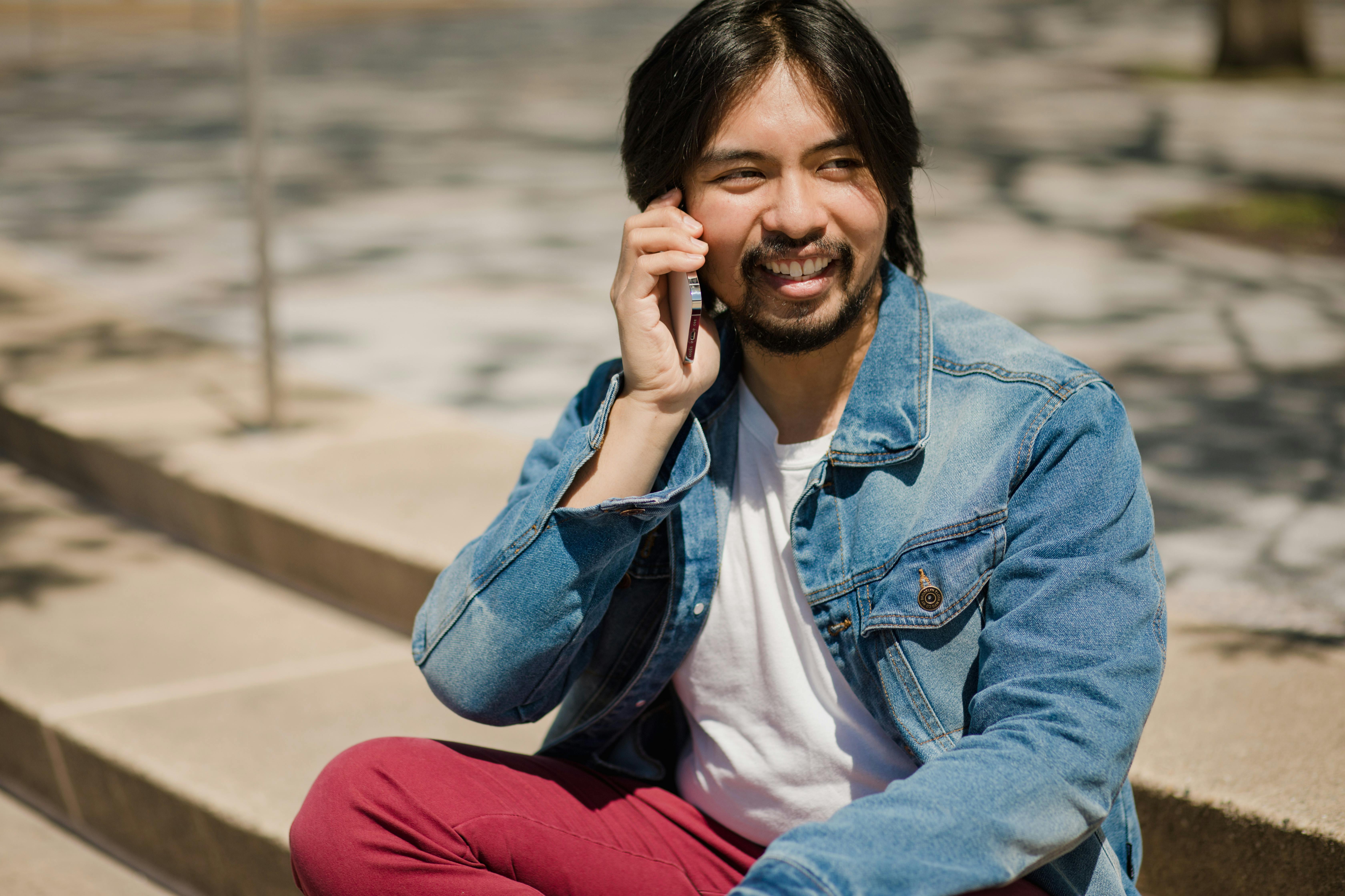 Ilmainen kuvapankkikuva tunnisteilla aasialainen mies, älypuhelin, auringonvalo Kuvapankkikuva