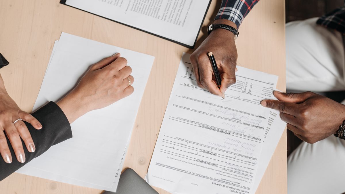 Área de compras revisando documentación de una licitación