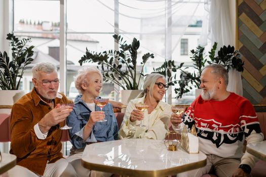 Cómo las relaciones sociales prolongan la vida según Harvard
