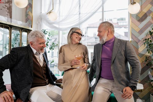 Amigos mayores compartiendo risas en café