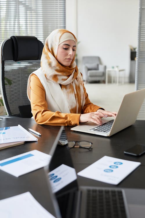 Free 
A Woman Typing on a Laptop Stock Photo