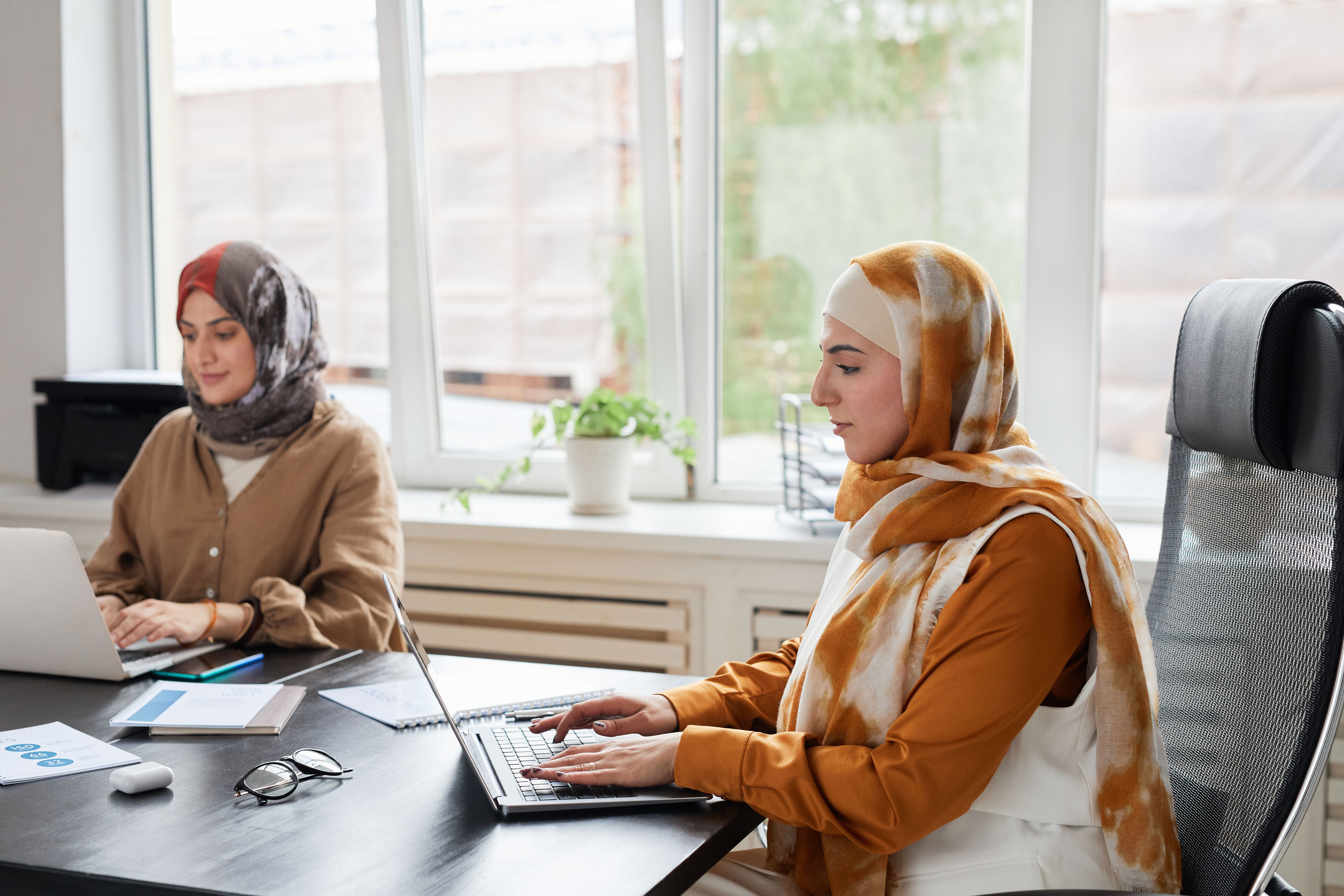 Profissional de tecnologia trabalhando em escritório moderno em Dubai