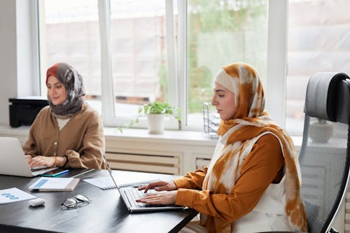 Fotos de stock gratuitas de escribir a máquina, escribir en el ordenador, mujeres musulmanas