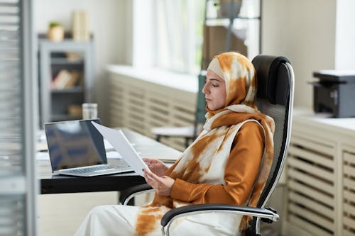 Immagine gratuita di computer, donna, hijab