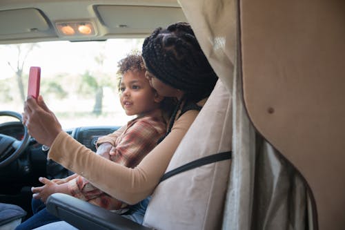 Gratis stockfoto met afro-amerikaanse jongen, Afro-Amerikaanse vrouw, caravan