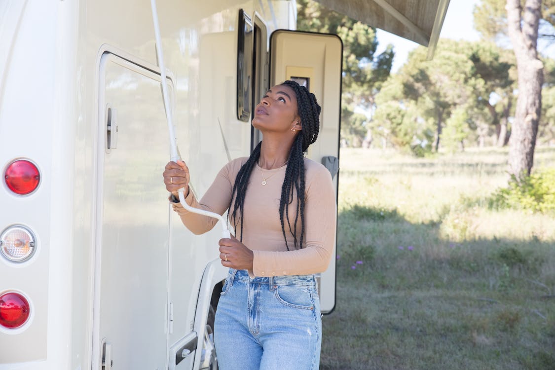 Gratis stockfoto met aantrekkelijk mooi, bruine lange mouwen, caravan