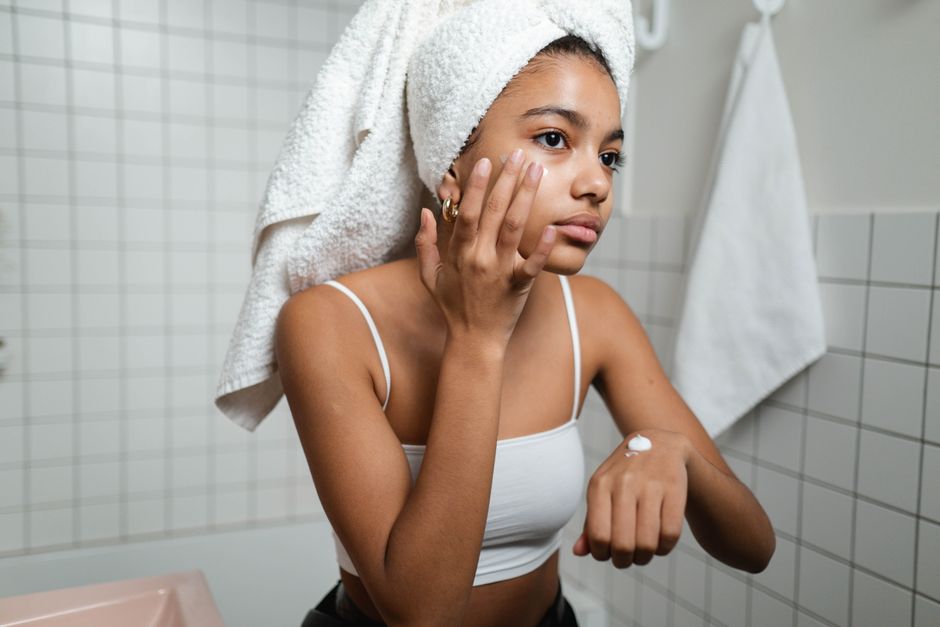 Application d'une crème nourrissante sur une peau sèche du visage