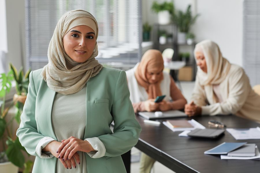 Manager en hijab animant une réunion d’équipe