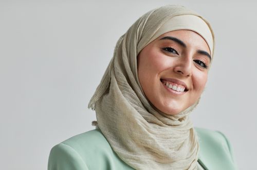 Free Portrait of a smiling woman in a hijab, exuding confidence and warmth. Stock Photo