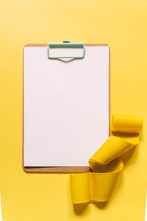 Gratis lagerfoto af blankt papir, clipboard, gul baggrund