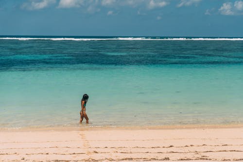 Foto d'estoc gratuïta de aigua, bikini, caminant