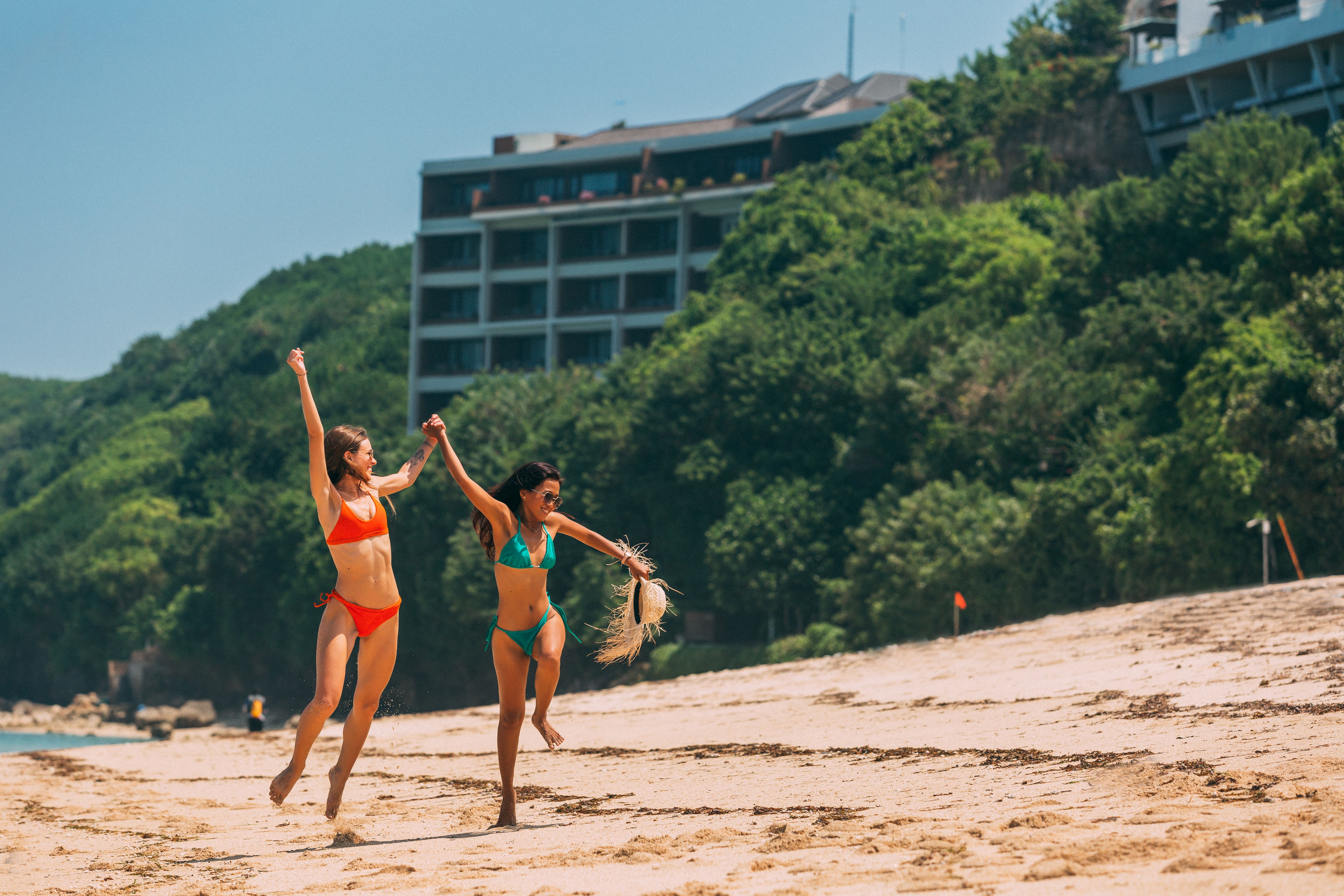 TUI combines holidays and lifestyle: new brand shop successfully launched — Photo by Mikhail Nilov on Pexels