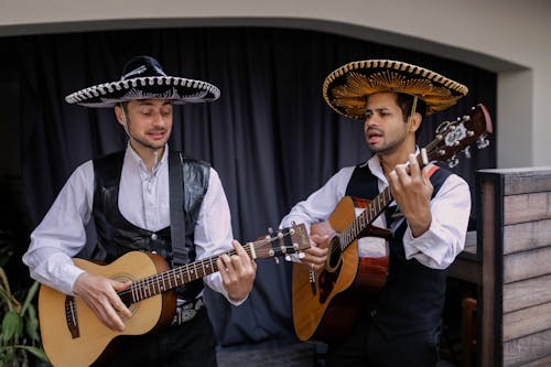 бесплатная Бесплатное стоковое фото с mariachi, белые длинные рукава, гитаристы Стоковое фото