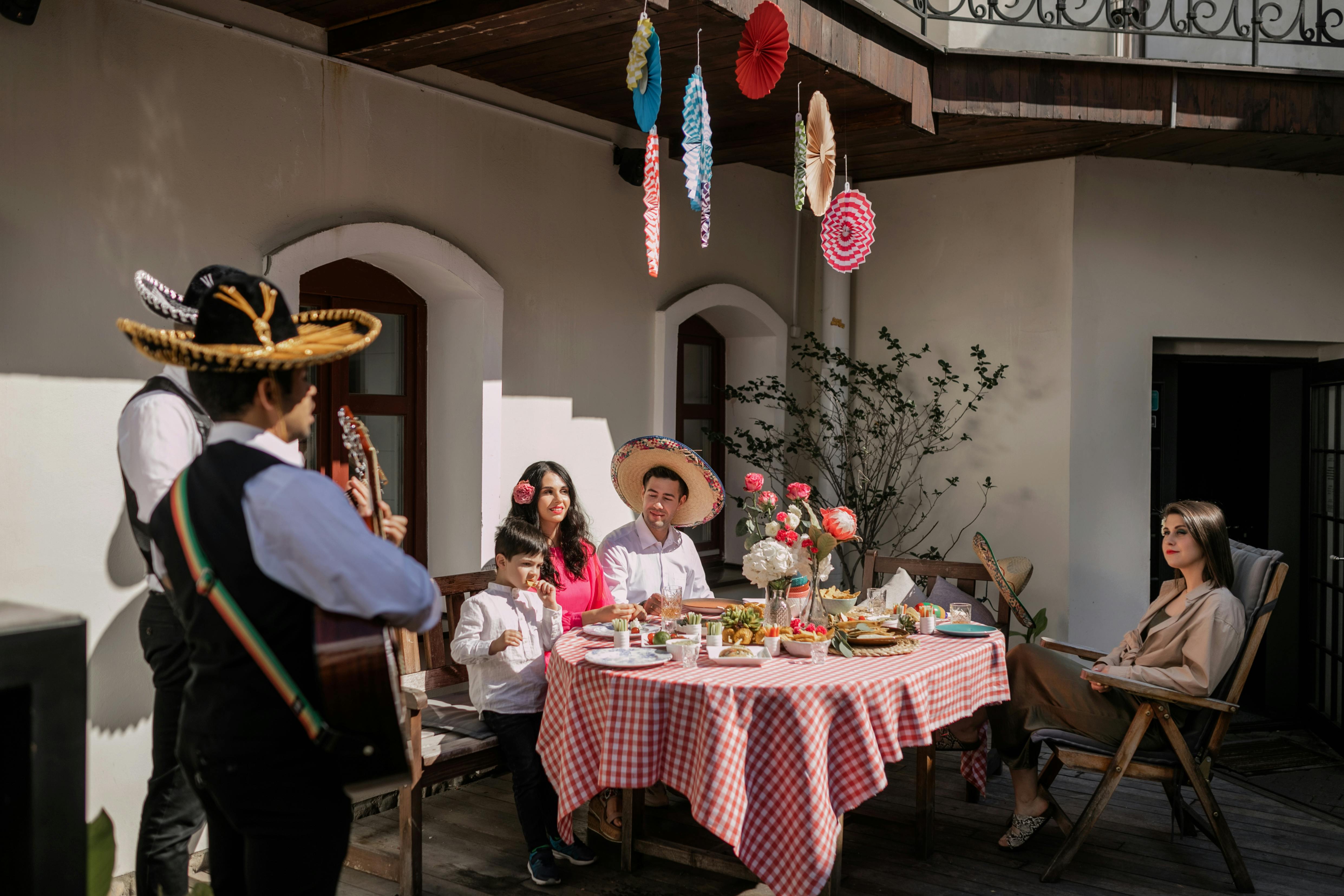 Family Traveller-Sailawaze Live showcases immersive travel inspiration — Photo by Alena Darmel on Pexels
