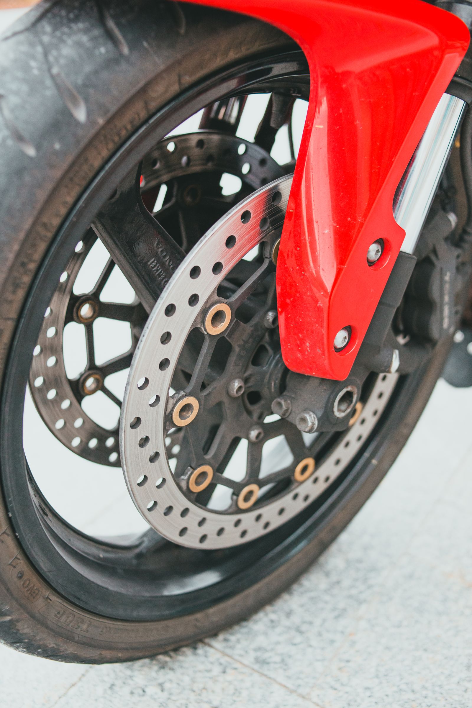 Roue de moto avec système de freinage à disque en détail