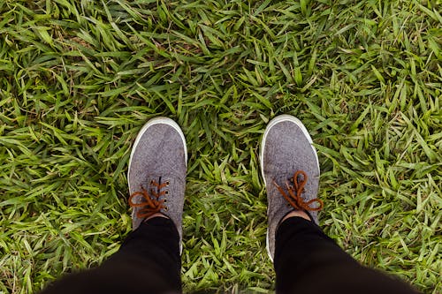 Kostenloses Stock Foto zu fußbekleidung, füße, graue turnschuhe