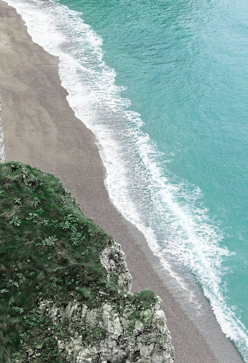 Gratis stockfoto met beukende golven, dronefoto, gras