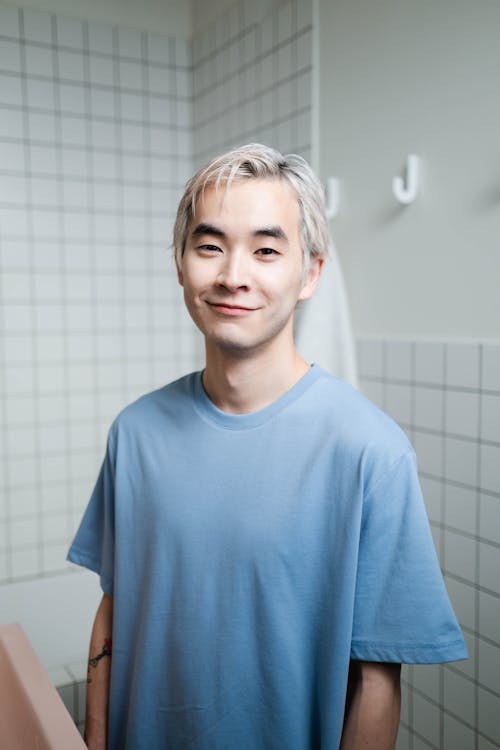 Безкоштовне стокове фото на тему «азіатський чоловік, ванна кімната, всередині»