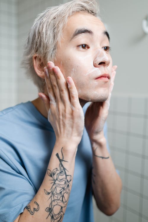 Gratis arkivbilde med ansiktspleie, ansiktsrensing, asiatisk mann