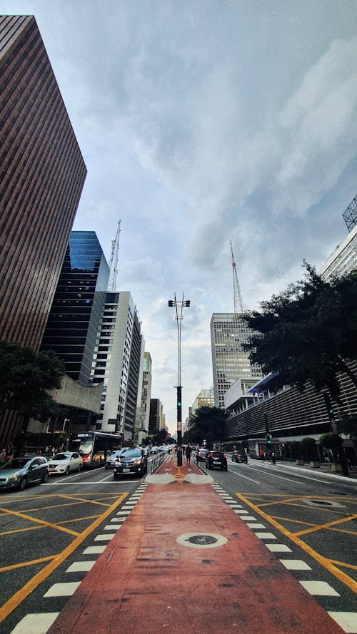 Foto profissional grátis de arranha-céus, ativo, carros em movimento