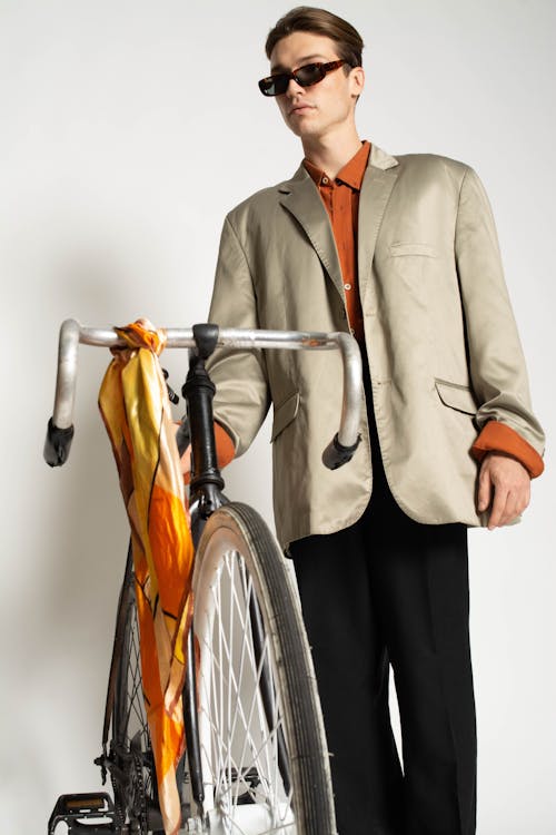 Imagine de stoc gratuită din bicicletă, costum gri, editorial fashion