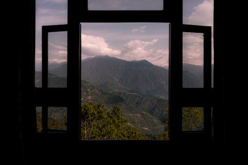 在窗戶旁邊, 山地旅行, 山背景 的 免費圖庫相片