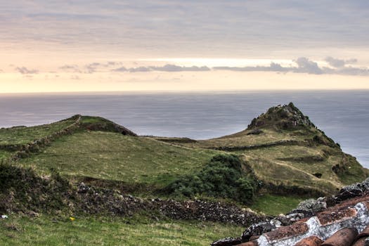 日落时，宁静的沿海山丘与海景展现出自然美景和宁静