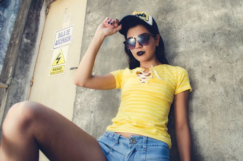 Wanita Mengenakan T Shirt Garis Leher Renda Kuning