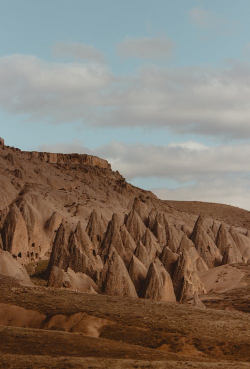 Brown Rocky Mountain Di Bawah Awan Putih